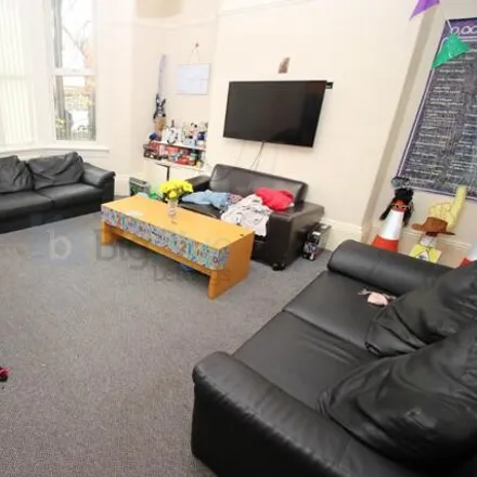 Rent this 9 bed townhouse on Chapel Lane in Leeds, LS6 3BW