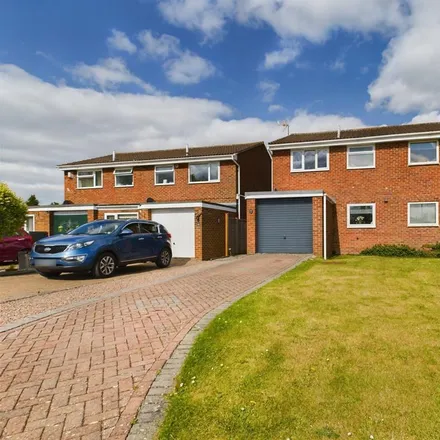Rent this 3 bed duplex on Lincoln Close in Tewkesbury, GL20 5TY