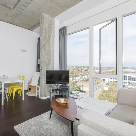 Rent this studio apartment on 25 Durnsford Road in London, SW19 8UQ