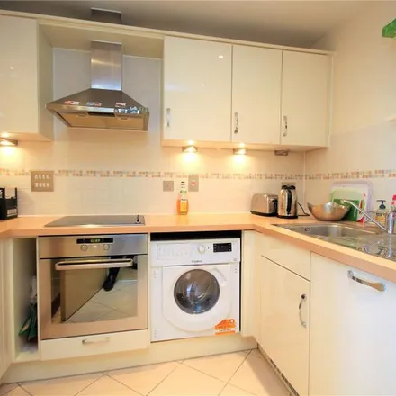 Image 2 - Station Approach, Horsell, GU22 7PA, United Kingdom - Apartment for rent