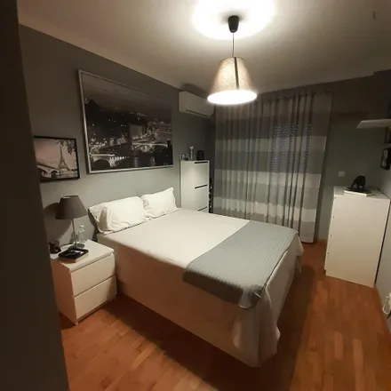 Rent this 3 bed room on Rua Duque de Saldanha in 2610-771 Casal de Cambra, Portugal