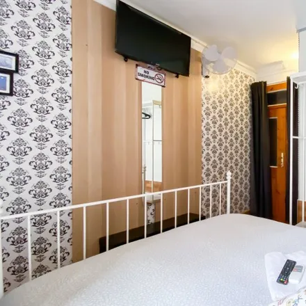 Rent this 6 bed room on Regimento de Sapadores Bombeiros - 4ª Companhia - Quartel da Graça in Largo da Graça, 1170-165 Lisbon