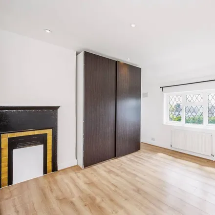 Image 4 - scout hut, Howards Close, London, HA5 3UQ, United Kingdom - Duplex for rent