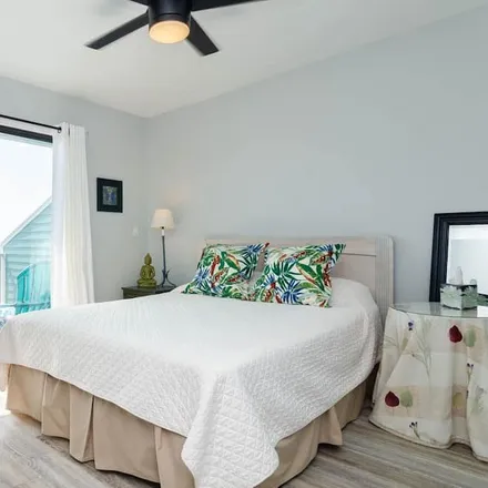 Rent this 3 bed condo on Carolina Beach