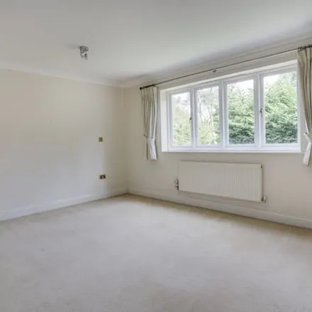 Rent this 5 bed apartment on unnamed road in Farnham Common, SL2 3EX