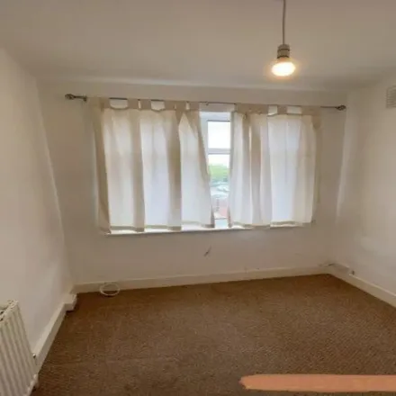 Image 5 - 8 Broomhill Walk, London, IG8 9HF, United Kingdom - Apartment for rent