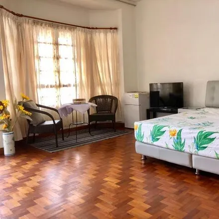 Rent this 1 bed room on 40 Yunnan Walk 1 in Yunnan Gardens, Singapore 638301
