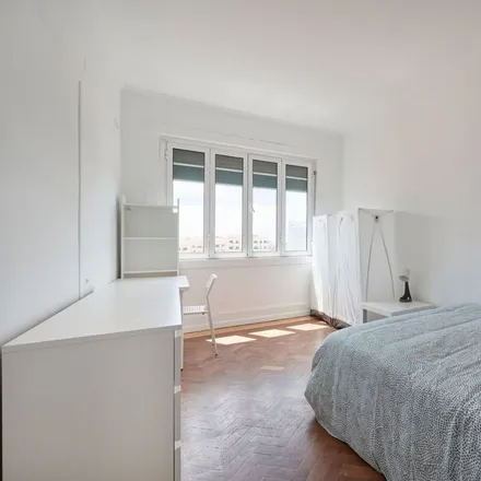 Rent this 16 bed room on Rua Sampaio e Pina