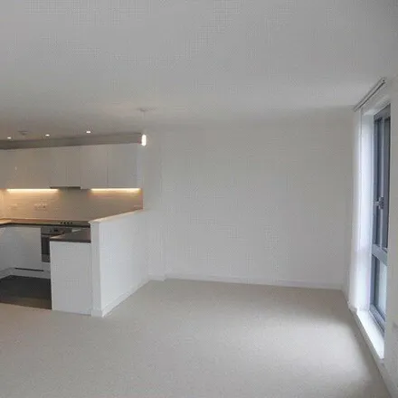 Rent this 2 bed room on Queensway in Redhill, RH1 1TY