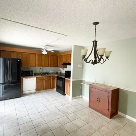 Image 3 - Cedar Bend Drive, Fort Myers, FL 33919, USA - Townhouse for rent
