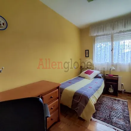Rent this 2 bed apartment on Centro Materno Infantil in Avenida de Pedro Masaveu, 33008 Oviedo