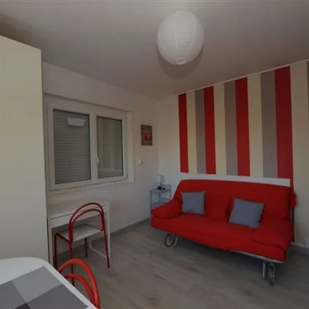 Image 3 - 8 Place Ernest Thorel, 27400 Louviers, France - Apartment for rent