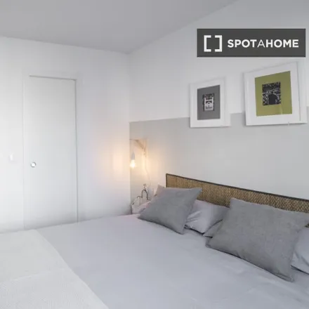 Rent this 5 bed room on Bar Soñar in Carrer de Rodríguez Cepeda, 46021 Valencia