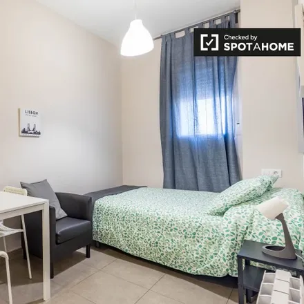 Rent this 5 bed room on Avinguda del Regne de València in 41, 46005 Valencia