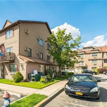 Buy this 3 bed townhouse on 96 Lamped Loop in New York, NY 10314