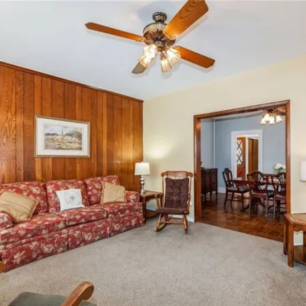 Image 4 - 87-41 259th Street, New York, NY 11001, USA - House for sale