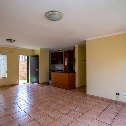 Image 3 - Dubloon Avenue, Wilgeheuwel, Roodepoort, 1734, South Africa - Townhouse for rent