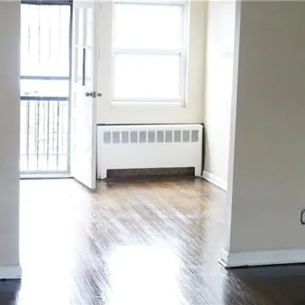 Rent this 3 bed house on 952 East 224th Street in New York, NY 10466