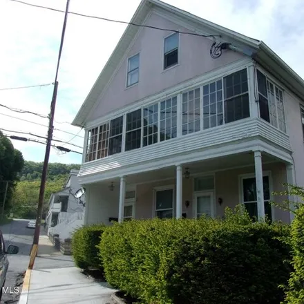 Buy this studio apartment on 301 Squirrel Hill Street in Everett, PA 15537