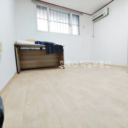 Rent this studio apartment on 서울특별시 송파구 삼전동 36-11