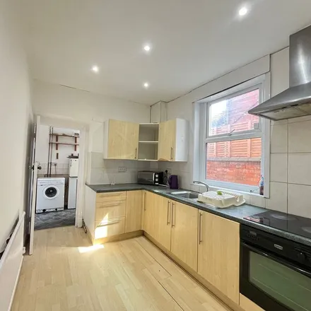 Image 2 - Beaconsfield Road, Leicester, LE3 0PB, United Kingdom - Townhouse for rent