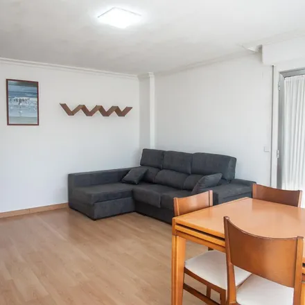 Rent this 3 bed apartment on Tapería La terraza d'Karloss in Carrer Príncep d'Astúries, 03610 Petrer
