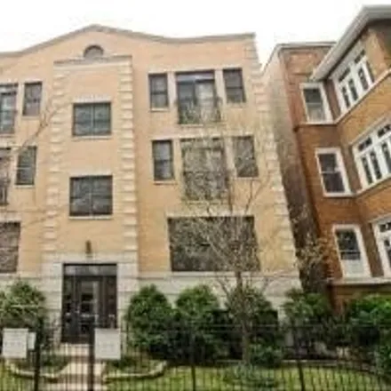 Buy this 2 bed condo on 925 West Lakeside Place in Chicago, IL 60640