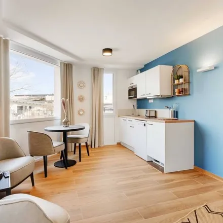 Rent this studio apartment on 73 Avenue Henri Martin in 75016 Paris, France