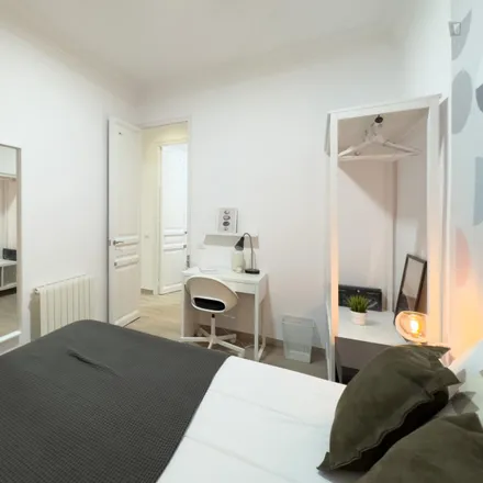 Rent this 5 bed room on Carrer de Viladomat in 137, 08001 Barcelona