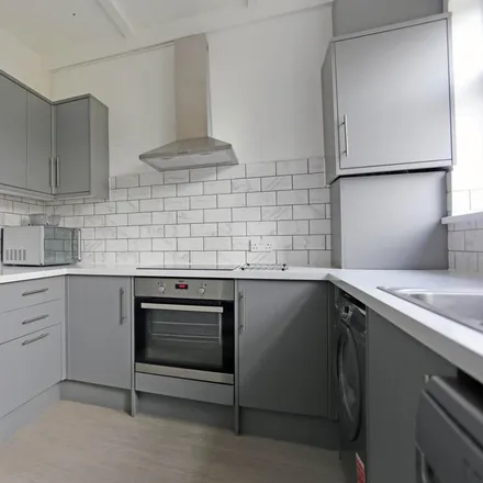 Rent this 4 bed townhouse on St. Albans Road in Seven Kings, London