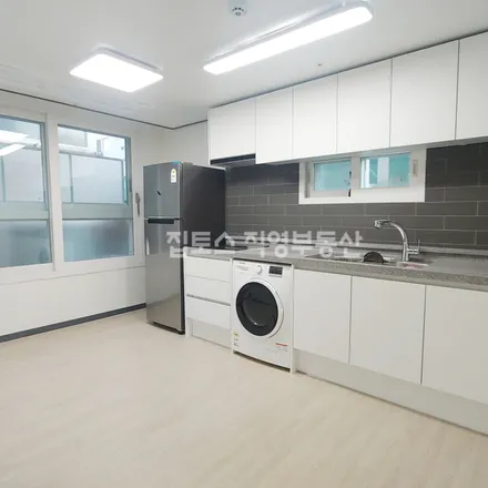 Rent this 3 bed apartment on 서울특별시 은평구 역촌동 50-27