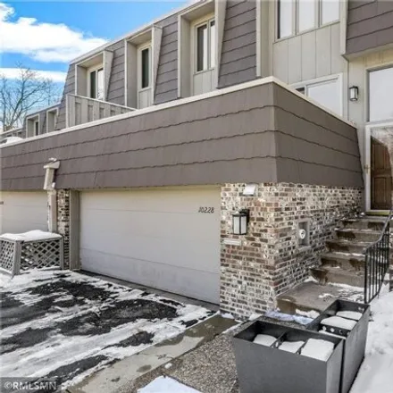 Image 1 - 10226 Berkshire Road, Bloomington, MN 55437, USA - Townhouse for sale