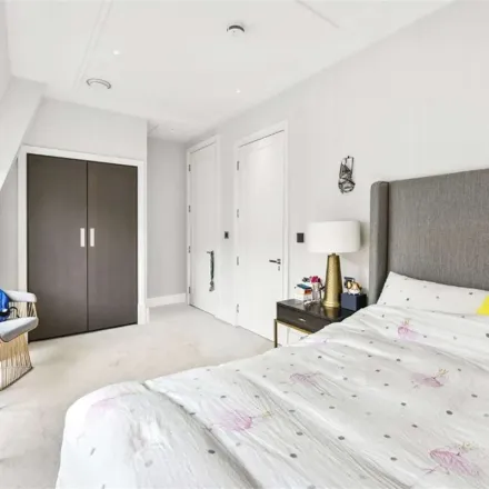 Rent this 3 bed apartment on Marugame Udon in 449 Strand, London