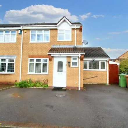 Buy this 4 bed duplex on Honeybourne Way in Willenhall, WV13 1HN