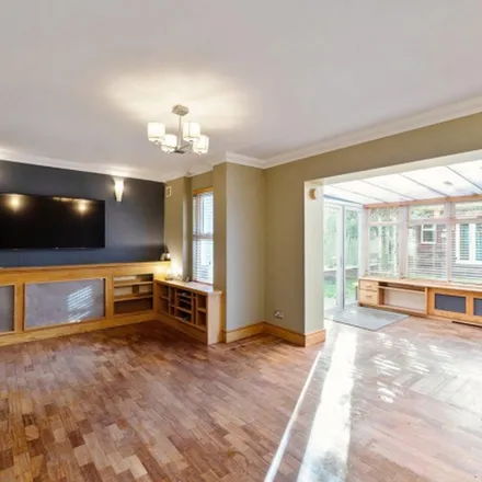 Image 2 - 123 Brading Crescent, London, E11 3RU, United Kingdom - Townhouse for rent