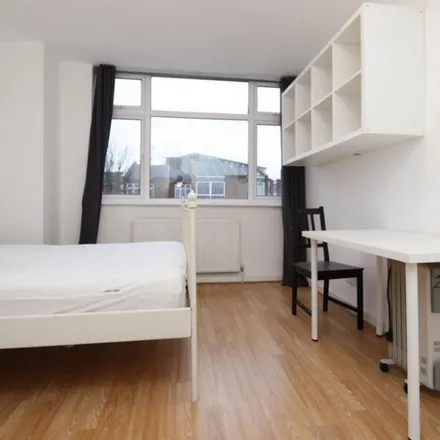 Image 3 - Windsor Crescent, London, HA9 9AN, United Kingdom - Apartment for rent