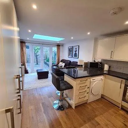 Rent this 5 bed townhouse on Harefields in Oxford, OX2 8EP