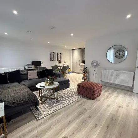 Rent this 3 bed room on Ernest Court in Broadway, London