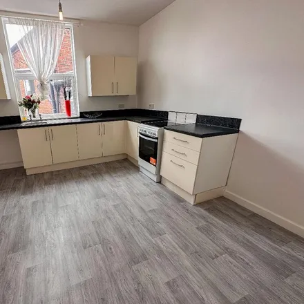 Image 6 - CJ, Grainger's Lane, Cradley Heath, B64 6AH, United Kingdom - Apartment for rent