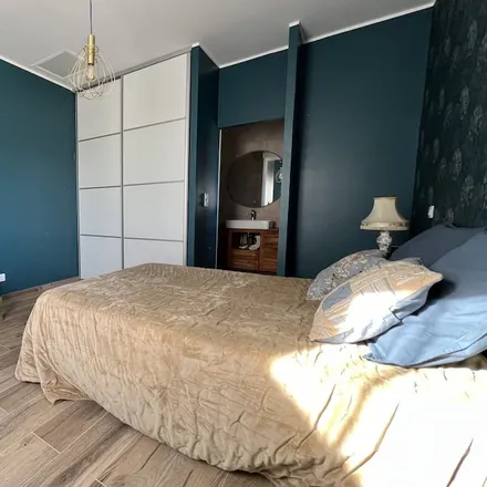 Rent this 3 bed house on 84490 Saint-Saturnin-lès-Apt