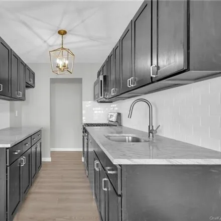 Image 7 - 2550 Olinville Avenue, New York, NY 10467, USA - Apartment for sale