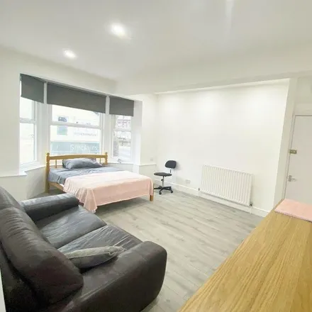 Rent this studio apartment on 409 Ecclesall Road in Sheffield, S11 8PE