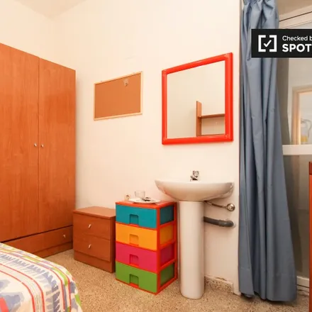 Rent this 15 bed room on Casa Isla in Calle Méndez Núñez, 4