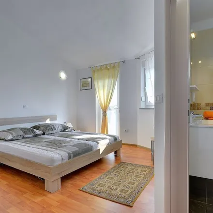 Rent this 4 bed house on Majmajola in 52206 Vodnjan, Croatia