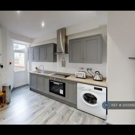 Image 6 - Strawberry Road, Salford, M6 6PT, United Kingdom - Townhouse for rent