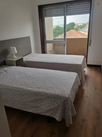 Rent this 3 bed room on Tabacaria Welwitschia in Avenida do Doutor Antunes Guimarães, 4100-031 Porto
