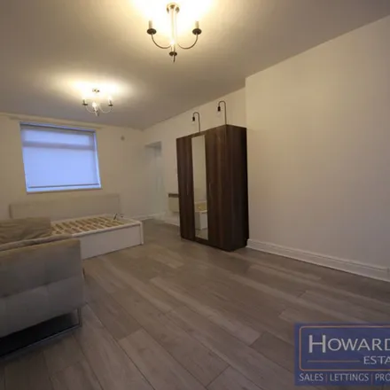 Image 3 - The Highlands, Mollison Way, South Stanmore, London, HA8 5QP, United Kingdom - Apartment for rent
