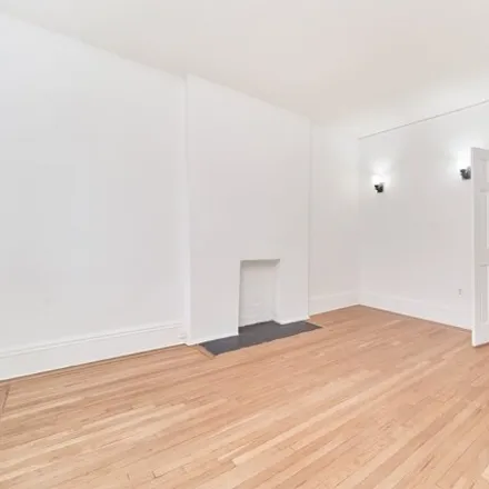 Image 2 - 233 East 82nd Street, New York, NY 10028, USA - Apartment for rent