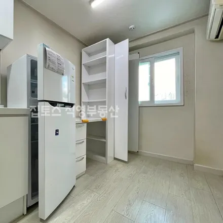 Rent this studio apartment on 서울특별시 관악구 신림동 105-110