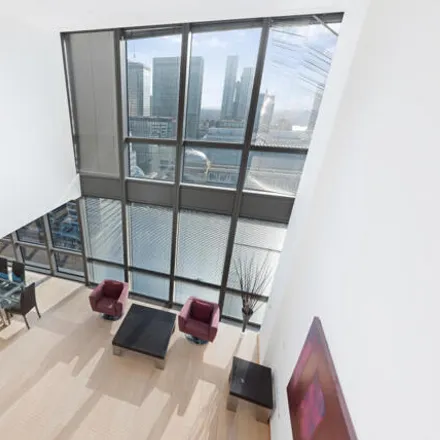 Rent this 3 bed apartment on Platform 4 in North Quay, Canary Wharf